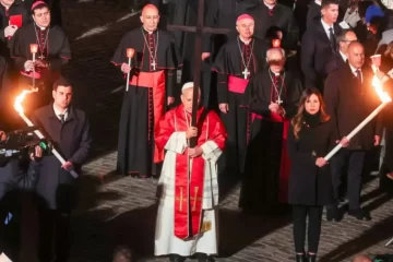 El papa León XIV encabezó su primer Vía Crucis en el Coliseo y cargó la cruz durante todo el recorrido