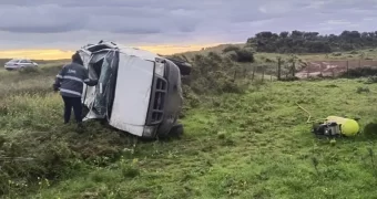 Tragedia en Villarino: murió un hombre tras el vuelco de una camioneta