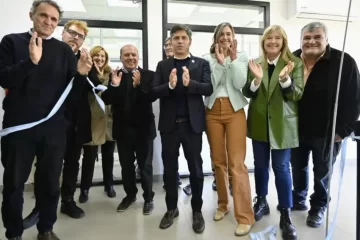 Coronel Suárez: Kicillof inauguró la ampliación de un centro universitario y entregó escrituras gratuitas