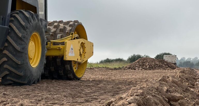La Provincia avanza con trabajos de restitución en el terraplén de defensa de Carhué La Provincia avanza con trabajos de restitución en el terraplén de defensa de Carhué