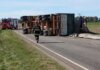 Vuelco de acoplado y derrame de cereal en la Ruta Provincial 65