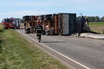 Vuelco de acoplado y derrame de cereal en la Ruta Provincial 65