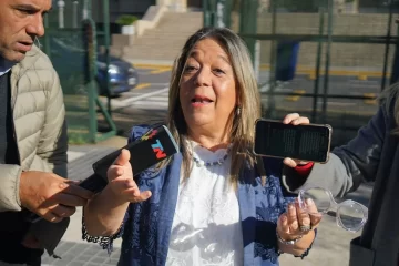 La escribana dijo que le presentó a Adorni a las policías que le prestaron USD 100 mil: “Estoy segura de que lo va a pagar” La escribana dijo que le presentó a Adorni a las policías que le prestaron USD 100 mil: “Estoy segura de que lo va a pagar”
