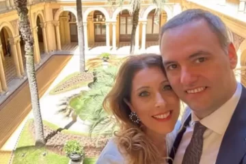 Los pasajes de Adorni y su esposa costaron US$10 mil y una reserva salió a nombre de “Jefatura.gob.ar”