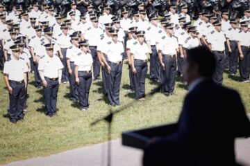 La Policía bonaerense incorporó más de 1.500 oficiales en un acto encabezado por Kicillof La Policía bonaerense incorporó más de 1.500 oficiales en un acto encabezado por Kicillof