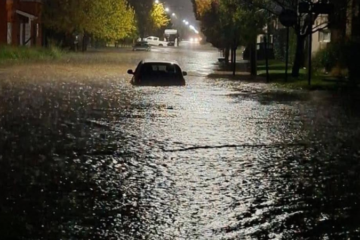 Caos por la lluvia en Coronel Suárez: calles bajo agua y autos afectados