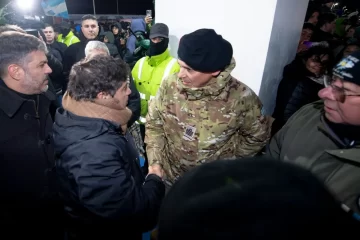 Kicillof lideró la vigilia por Malvinas en Tierra del Fuego: «La Patria no se vende»