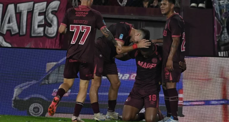 En un clásico polémico, Lanús se quedó con un agónico triunfo sobre Banfield En un clásico polémico, Lanús se quedó con un agónico triunfo sobre Banfield