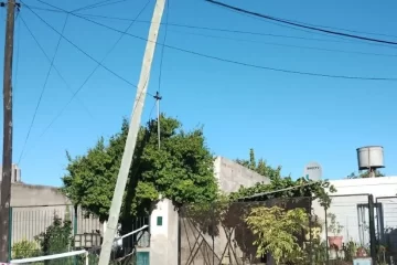 Postes inclinados: Tras un incidente un Carhué, piden esclarecer responsabilidades por el mantenimiento en el distrito