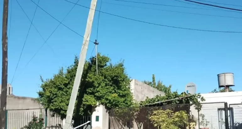 Postes inclinados: Tras un incidente un Carhué, piden esclarecer responsabilidades por el mantenimiento en el distrito Postes inclinados: Tras un incidente un Carhué, piden esclarecer responsabilidades por el mantenimiento en el distrito