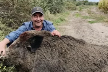 Cazó un jabalí de 170 kilos que aterrorizaba a los chacareros en el Valle Medio Cazó un jabalí de 170 kilos que aterrorizaba a los chacareros en el Valle Medio