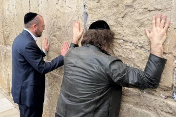 Milei llegó a Israel y pasó por el Muro de los Lamentos