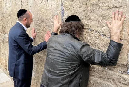 Milei llegó a Israel y pasó por el Muro de los Lamentos