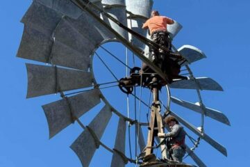 Custodio de una mística: Luis, el “artesano” que da vida a los viejos molinos de viento de la pampa húmeda