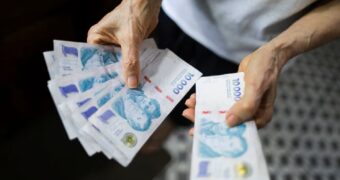 Los salarios volvieron a perder contra la inflación: subieron 2,4% en febrero