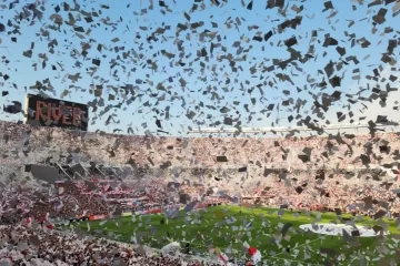 Prohiben los papelitos en los estadios de CABA tras un foco de incendio en el Monumental durante el Superclásico