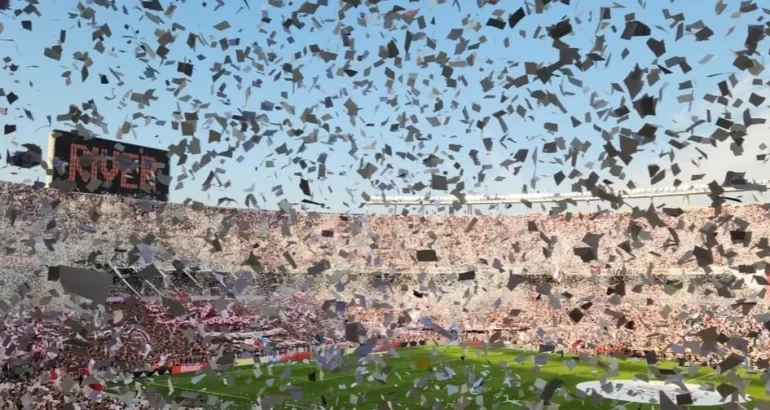 Prohiben los papelitos en los estadios de CABA tras un foco de incendio en el Monumental durante el Superclásico Prohiben los papelitos en los estadios de CABA tras un foco de incendio en el Monumental durante el Superclásico