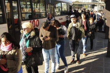 Tras reducir la frecuencia un 30%, las empresas de colectivos advirtieron que la situación «se va a agudizar» Tras reducir la frecuencia un 30%, las empresas de colectivos advirtieron que la situación «se va a agudizar»
