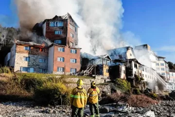Voraz incendio destruyó el histórico Hotel Huemul de Bariloche Voraz incendio destruyó el histórico Hotel Huemul de Bariloche