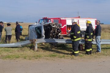 Una camioneta terminó volcada tras un violento accidente en Ruta 33, sobre el acceso a Tornquist Una camioneta terminó volcada tras un violento accidente en Ruta 33, sobre el acceso a Tornquist