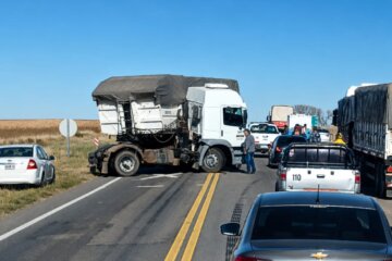 Choque entre dos camiones sobre Ruta 33 generó cortes de tránsito cerca de Goyena Choque entre dos camiones sobre Ruta 33 generó cortes de tránsito cerca de Goyena