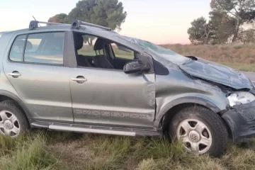Intentó esquivar un pozo y volcó en la ruta 1 Intentó esquivar un pozo y volcó en la ruta 1