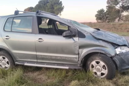 Intentó esquivar un pozo y volcó en la ruta 1 Intentó esquivar un pozo y volcó en la ruta 1
