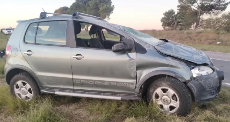 Intentó esquivar un pozo y volcó en la ruta 1 Intentó esquivar un pozo y volcó en la ruta 1