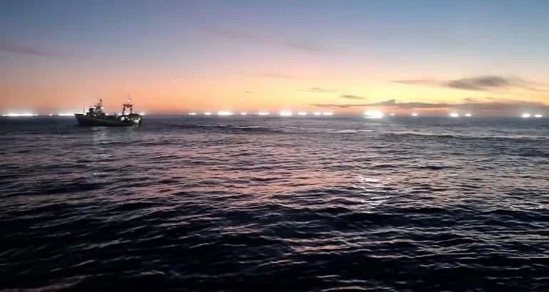 Más de 140 pesqueros extranjeros se refugian en aguas argentinas por el temporal en el Atlántico Sur Más de 140 pesqueros extranjeros se refugian en aguas argentinas por el temporal en el Atlántico Sur