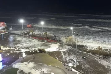 Monte Hermoso, Mar del Plata y Necochea bajo un fuerte temporal con olas de hasta siete metros Monte Hermoso, Mar del Plata y Necochea bajo un fuerte temporal con olas de hasta siete metros