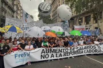 Nuevo revés judicial para la CGT: la causa contra la reforma laboral pasará al fuero que pidió el Gobierno Nuevo revés judicial para la CGT: la causa contra la reforma laboral pasará al fuero que pidió el Gobierno