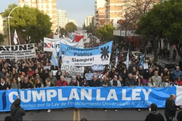 Masiva marcha Universitaria en Bahía Blanca y Santa Rosa para exigir que Milei cumpla con el Financiamiento Masiva marcha Universitaria en Bahía Blanca y Santa Rosa para exigir que Milei cumpla con el Financiamiento
