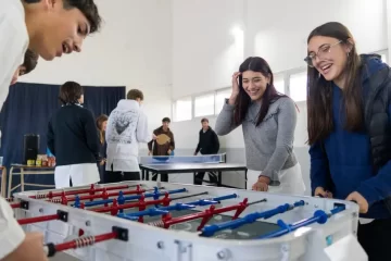 Modo Avión, el proyecto que volvió a vincular entre sí a los chicos de Coronel Suárez Modo Avión, el proyecto que volvió a vincular entre sí a los chicos de Coronel Suárez