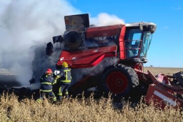 Bomberos controlaron el incendio de una cosechadora en un campo de Espartillar Bomberos controlaron el incendio de una cosechadora en un campo de Espartillar