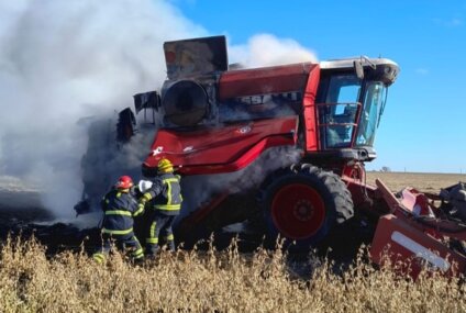 Bomberos controlaron el incendio de una cosechadora en un campo de Espartillar Bomberos controlaron el incendio de una cosechadora en un campo de Espartillar