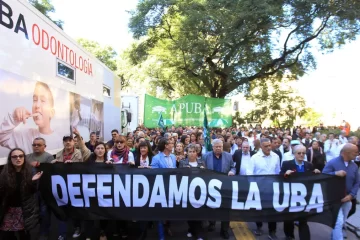 “No queremos ser millonarios, queremos una vida digna”: médicos y enfermeros alertan por la crisis en hospitales públicos “No queremos ser millonarios, queremos una vida digna”: médicos y enfermeros alertan por la crisis en hospitales públicos