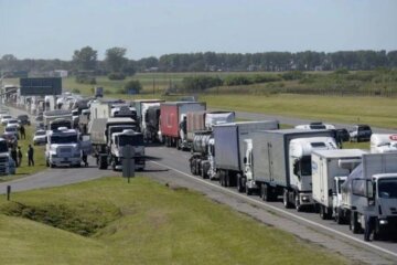 Caos logístico: 11.000 camiones por día llegan a los puertos y “los accesos son una catástrofe”