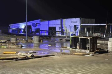 La sudestada golpeó con fuerza a Monte Hermoso: el mar avanzó sobre la costanera y causó graves destrozos La sudestada golpeó con fuerza a Monte Hermoso: el mar avanzó sobre la costanera y causó graves destrozos