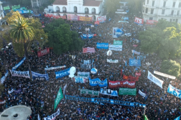 Masiva marcha de reclamo universitario contra el Gobierno: «Cumplan con la ley, no hipotequen el futuro» Masiva marcha de reclamo universitario contra el Gobierno: «Cumplan con la ley, no hipotequen el futuro»