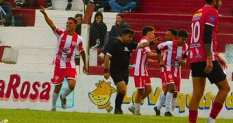 Carhué festejó en el duelo entre alsinenses: triunfos de Racing y San Martín sobre los equipos de Rivera Carhué festejó en el duelo entre alsinenses: triunfos de Racing y San Martín sobre los equipos de Rivera