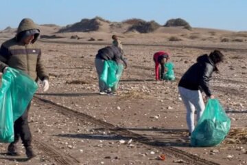 Una marea solidaria: Más de 200 voluntarios limpiaron 15 kilómetros de playa en Monte tras la sudestada Una marea solidaria: Más de 200 voluntarios limpiaron 15 kilómetros de playa en Monte tras la sudestada