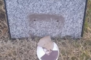 Indignación en Riglos por robos y destrozos en el cementerio: denunciaron la sustracción de al menos 47 placas de bronce Indignación en Riglos por robos y destrozos en el cementerio: denunciaron la sustracción de al menos 47 placas de bronce