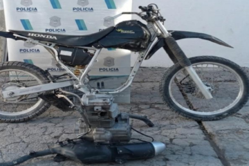 Recuperaron en Carhué una moto robada en Daireaux: estaba desarmada y hubo allanamientos positivos Recuperaron en Carhué una moto robada en Daireaux: estaba desarmada y hubo allanamientos positivos