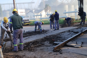 Comenzaron las obras de reparación en el paso a nivel de acceso a Rivera Comenzaron las obras de reparación en el paso a nivel de acceso a Rivera
