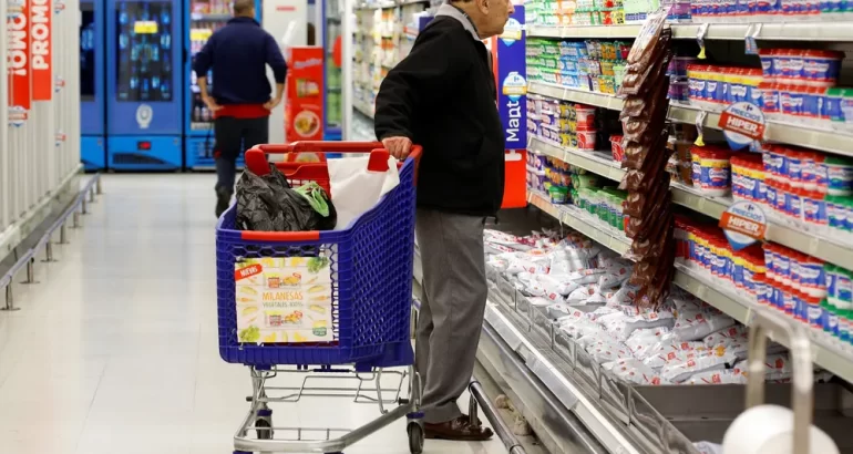 El consumo privado retrocedió 1,1% interanual en junio y suma siete meses de caídas El consumo privado retrocedió 1,1% interanual en junio y suma siete meses de caídas