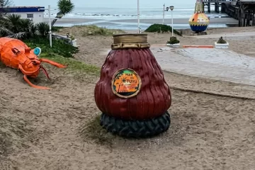 Trago amargo en Mar del Tuyú: se robaron la bombilla del famoso mate gigante Trago amargo en Mar del Tuyú: se robaron la bombilla del famoso mate gigante