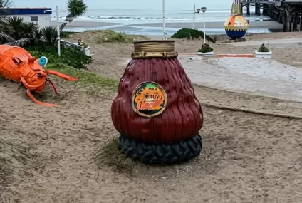 Trago amargo en Mar del Tuyú: se robaron la bombilla del famoso mate gigante Trago amargo en Mar del Tuyú: se robaron la bombilla del famoso mate gigante