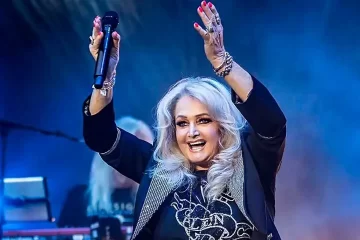 Bonnie Tyler fue inducida a coma y lucha por su vida en Portugal Bonnie Tyler fue inducida a coma y lucha por su vida en Portugal