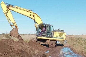 El Municipio de Guaminí mejora el camino hacia Carhué en la zona de Rolito El Municipio de Guaminí mejora el camino hacia Carhué en la zona de Rolito