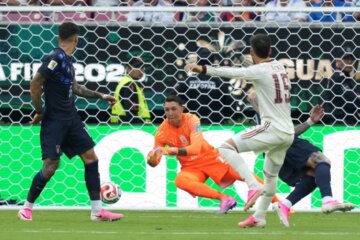 Uruguay perdió ante España y se quedó afuera del Mundial en fase de grupos Uruguay perdió ante España y se quedó afuera del Mundial en fase de grupos